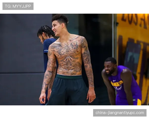 库兹马无球跑动制造空位，拉开湖人外线空间