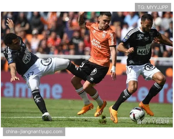 皇马进攻火力全开但体系濒临失控，球队防守表现波动对争冠稳定性带来影响