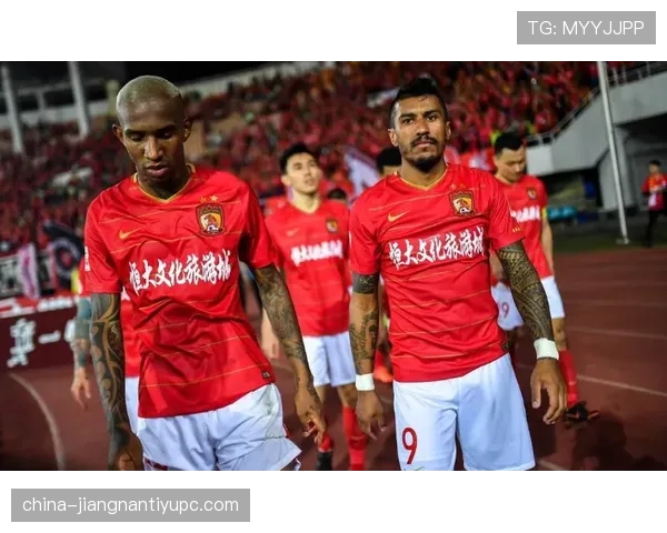 保利尼奥如何通过前插与中场主导力破解强队防线？